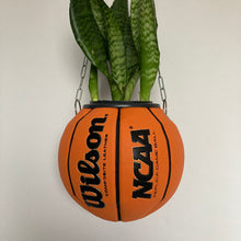 Charger l&#39;image dans la galerie, decoration-sneakers-ballon-de-basket-pot-de-fleurs-basketball-planter
