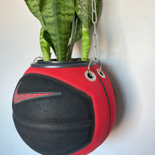 Charger l&#39;image dans la galerie, decoration-sneakers-nike-basket-ball-planter-ballon-plante
