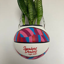 Charger l&#39;image dans la galerie, decoration-sneakers-patta-pot-de-fleurs-plante-ballon-de-basket-basketball-planter
