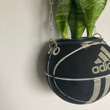Charger l&#39;image dans la galerie, decoration-sneakers-pot-de-fleurs-plante-ballon-de-basket-adidas-basketball-planter
