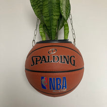Charger l&#39;image dans la galerie, decoration-sneakers-pot-de-fleurs-plante-ballon-de-basket-basketball-planter
