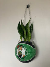 Charger l&#39;image dans la galerie, decoration-sneakers-pot-de-fleurs-plante-ballon-de-basket-celtics-basketball-planter
