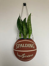 Charger l&#39;image dans la galerie, decoration-sneakers-pot-de-fleurs-plante-ballon-de-basket-spalding-basketball-planter
