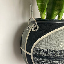 Charger l&#39;image dans la galerie, decoration-sneakers-pot-de-fleurs-plante-ballon-de-basket-spurs-basketball-planter
