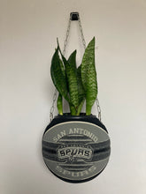 Charger l&#39;image dans la galerie, decoration-sneakers-pot-de-fleurs-plante-ballon-de-basket-spurs-basketball-planter
