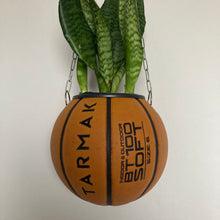 Charger l&#39;image dans la galerie, decoration-sneakers-pot-de-fleurs-plante-ballon-de-basket-tarmak-basketball-planter-
