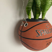 Charger l&#39;image dans la galerie, decoration-sneakers-pot-de-fleurs-plante-ballon-de-basketball-planter-spalding
