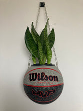 Charger l&#39;image dans la galerie, decoration-sneakers-pot-de-fleurs-plante-ballon-de-basketball-planter-wilson
