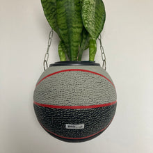 Charger l&#39;image dans la galerie, decoration-sneakers-pot-de-fleurs-plante-ballon-de-basketball-planter-wilson
