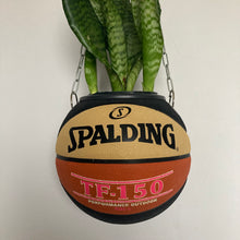 Charger l&#39;image dans la galerie, decoration-sneakers-pot-de-fleurs-plante-ballon-de-basketball-planter
