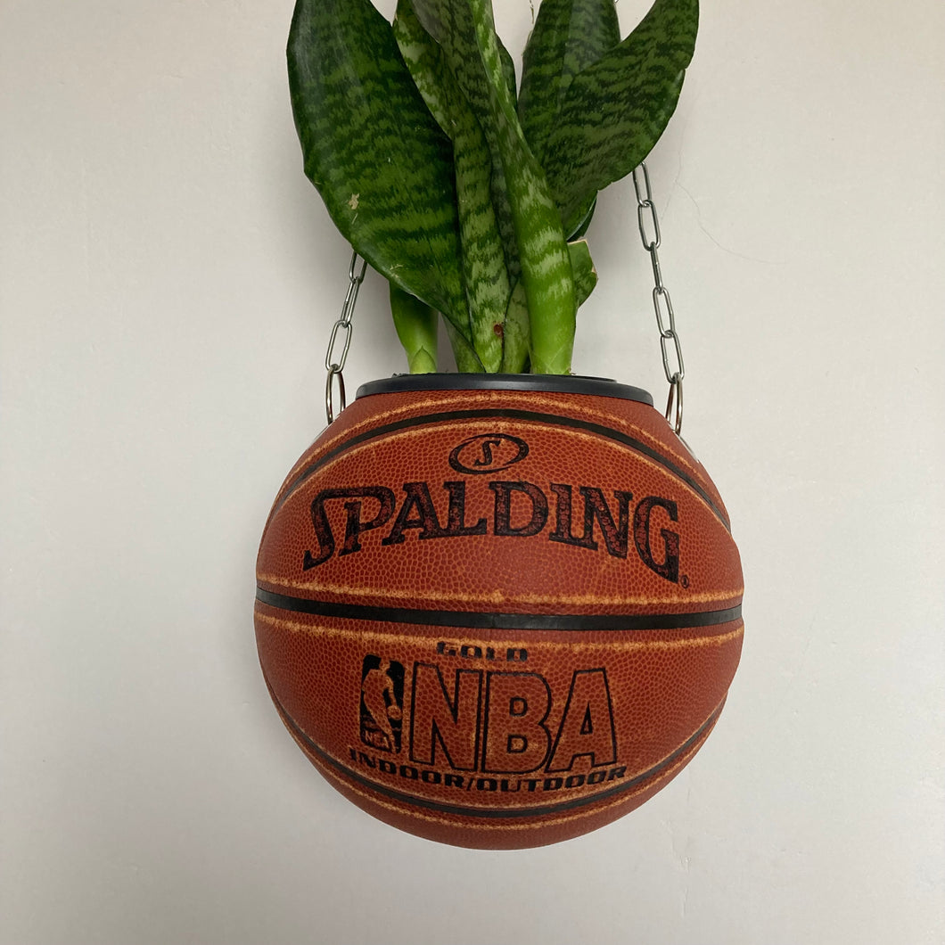     idee-deco-chambre-basketball-planter-pot-de-fleurs-ballon-de-basket-plante