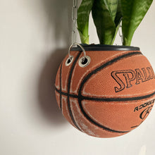 Charger l&#39;image dans la galerie,     idee-deco-chambre-basketball-planter-pot-de-fleurs-ballon-de-basket-spalding-plante
