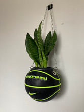 Charger l&#39;image dans la galerie,     idee-deco-chambre-sneaker-room-basketball-planter-pot-de-fleurs-ballon-de-basket-nike-plante
