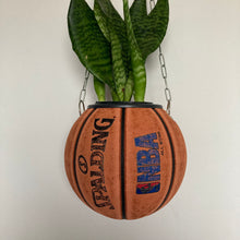 Charger l&#39;image dans la galerie,     idee-deco-chambre-sneaker-room-basketball-planter-pot-de-fleurs-ballon-de-basket-spalding-vintage-plante
