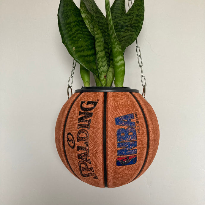     idee-deco-chambre-sneaker-room-basketball-planter-pot-de-fleurs-ballon-de-basket-spalding-vintage-plante