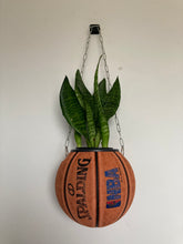 Charger l&#39;image dans la galerie,     idee-deco-chambre-sneaker-room-basketball-planter-pot-de-fleurs-ballon-de-basket-spalding-vintage-plante
