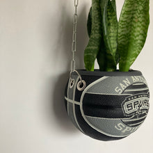 Charger l&#39;image dans la galerie,     idee-deco-chambre-sneaker-room-basketball-planter-pot-de-fleurs-ballon-de-basket-spurs-plante
