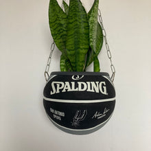 Charger l&#39;image dans la galerie,     idee-deco-chambre-sneaker-room-basketball-planter-pot-de-fleurs-ballon-de-basket-spurs-plante
