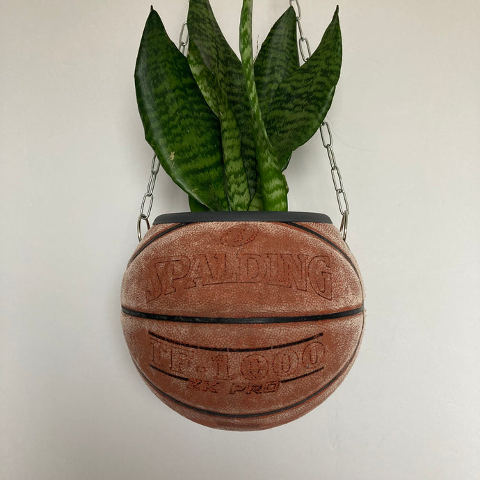     idee-deco-chambre-sneaker-room-basketball-planter-pot-de-fleurs-ballon-de-basket-vintage-spalding-plante