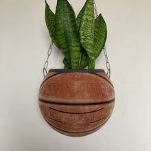 Charger l&#39;image dans la galerie,      idee-deco-chambre-sneaker-room-basketball-planter-pot-de-fleurs-ballon-de-basket-vintage-spalding-plante
