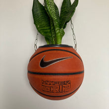 Charger l&#39;image dans la galerie,      idee-deco-chambre-sneakers-room-basketball-planter-pot-de-fleurs-ballon-de-basket-nike-plante
