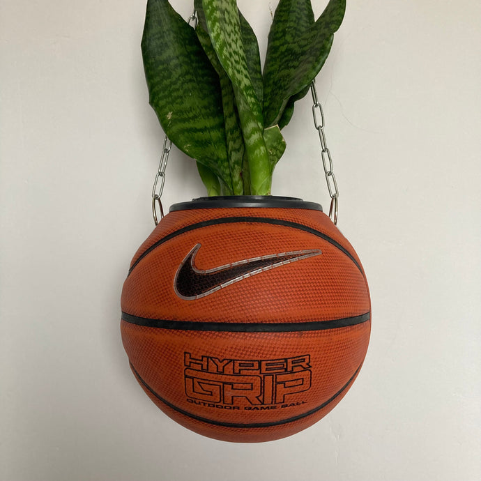      idee-deco-chambre-sneakers-room-basketball-planter-pot-de-fleurs-ballon-de-basket-nike-plante