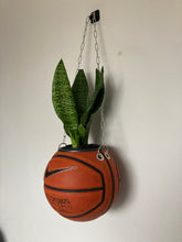 Charger l&#39;image dans la galerie,      idee-deco-chambre-sneakers-room-basketball-planter-pot-de-fleurs-ballon-de-basket-nike-plante
