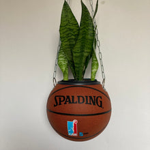 Charger l&#39;image dans la galerie, idee-decoration-basket-chambre-ballon-spalding-nba-plante
