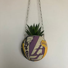 Charger l&#39;image dans la galerie, idee-decoration-basketball-pot-de-fleurs-plantes-ballon-de-basket-basketball-planter

