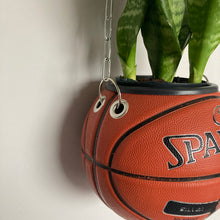 Charger l&#39;image dans la galerie, idee-decoration-chambre-basketball-planter-pot-de-fleurs-ballon-de-basket-plante
