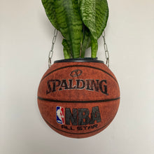 Charger l&#39;image dans la galerie,      idee-decoration-chambre-sneaker-room-basketball-planter-pot-de-fleurs-ballon-de-basket-spalding-vintage-plante
