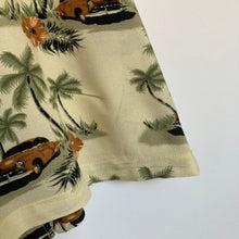 Charger l&#39;image dans la galerie, Chemise hawaïenne motif fleurs et voitures (M)
