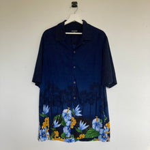 Charger l&#39;image dans la galerie, Chemise hawaïenne bleu foncée motif à fleurs

