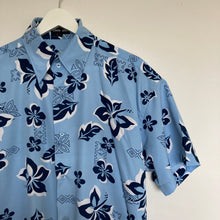 Charger l&#39;image dans la galerie, Chemise hawaïenne bleue à fleurs pour homme et pour femme
