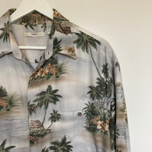 Charger l&#39;image dans la galerie, Chemise hawaïenne vintage bleue claire - motifs palmiers et fleurs
