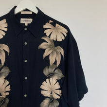 Charger l&#39;image dans la galerie, Chemise hawaïenne vintage à fleurs noir pour homme
