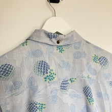 Charger l&#39;image dans la galerie, Chemise hawaïenne Tommy Bahama 100% soie (L) motifs ananas et fleurs bleu clair et vert
