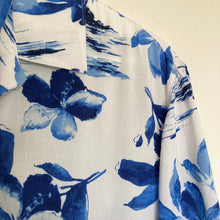 Charger l&#39;image dans la galerie, Chemise hawaïenne à fleurs blanche et bleue (M)
