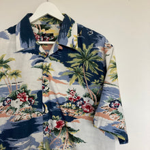 Charger l&#39;image dans la galerie, Chemise hawaïenne vintage à fleurs et à motifs pour homme

