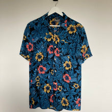 Charger l&#39;image dans la galerie, Chemise hawaïenne à fleurs pour homme et pour femme
