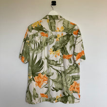 Charger l&#39;image dans la galerie, Chemise hawaïenne vintage à fleurs vert, orange et blanc
