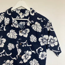 Charger l&#39;image dans la galerie, Chemise hawaïenne homme vintage à fleurs - bleue foncé et blanc
