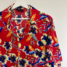 Charger l&#39;image dans la galerie, Chemise hawaïenne rouge à fleurs (M)
