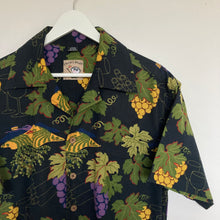 Charger l&#39;image dans la galerie, Chemise vintage à motifs vin / vignoble / vignes pour homme - 100% coton de couleur noir et vert
