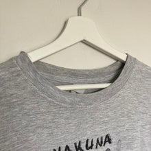 Charger l&#39;image dans la galerie, T-shirt léger/fin « Hakuna Matata » (XS/S)
