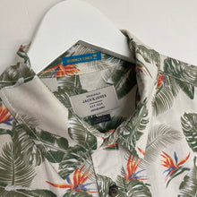 Charger l&#39;image dans la galerie, Chemise hawaïenne Jack and Jones (M coupe cintrée) - motifs à fleurs pour homme
