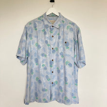 Charger l&#39;image dans la galerie, Chemise hawaïenne Tommy Bahama 100% soie (L) motifs ananas et fleurs bleu clair et vert
