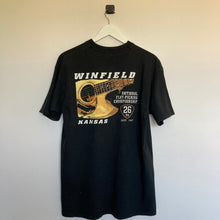 Charger l&#39;image dans la galerie, T-shirt vintage 1997 Winfield Kansas (XL ou M/L oversize)
