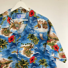 Charger l&#39;image dans la galerie, Authentique chemise hawaïenne vintage 100% Made in Hawaii pour homme - 100% coton et motifs hawaïens bleus et multicolores
