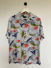 Charger l&#39;image dans la galerie, Chemise hawaïenne à fleurs à rayures
